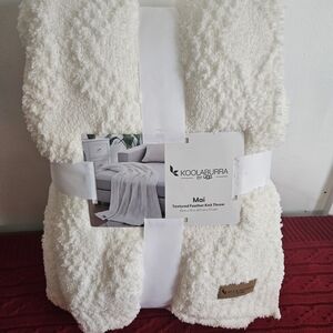 Koolaburra UGG White Textured Feather Knit Throw
